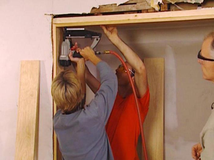 „Do-it-yourself“ metalo durų montavimas rąstiniame name