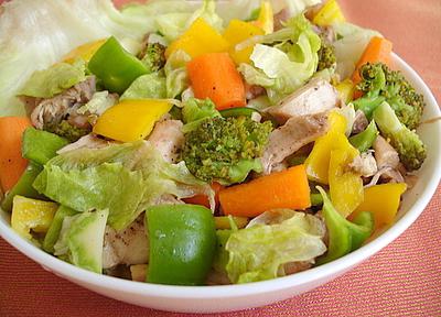 Dietinės salotos: receptas virti skaniai patiekalą vištienos filė