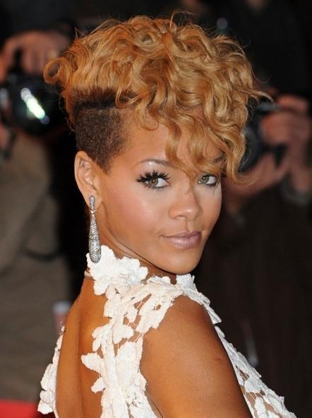Rihanna - dainininko šukuosena, ar daugelis iš mūsų vis dar laukia priešais?
